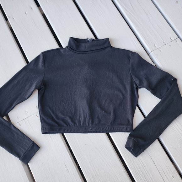 S cropped Turtleneck w back zipper - Picture 2 of 10